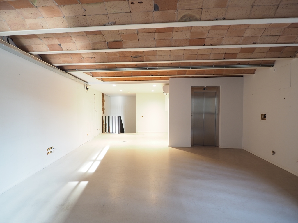 Alquiler de Local Comercial en C/ Anselm Clavè-Centro